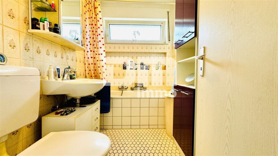 Hochwertiges Drei- bis Vierfamilienhaus in erhobener Ortsrandlage mit Panoramablick - EG Badezimmer / Badewanne